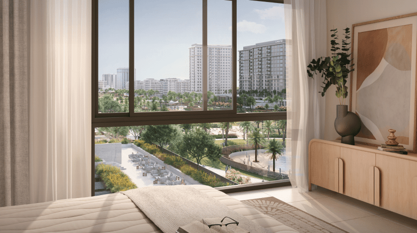Chambre moderne au décor minimaliste donnant sur un paysage urbain animé à travers une grande fenêtre ; on peut voir un lit, une armoire latérale et des œuvres d'art à côté d'une plante d'intérieur dans une villa à Dubaï.