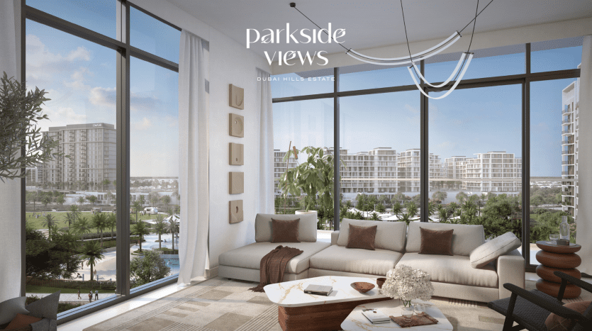 Salon d'appartement luxueux à Dubaï avec de grandes fenêtres offrant une vue panoramique sur un parc luxuriant et un paysage urbain. Présente une décoration moderne, comprenant un canapé sectionnel et un éclairage chic.