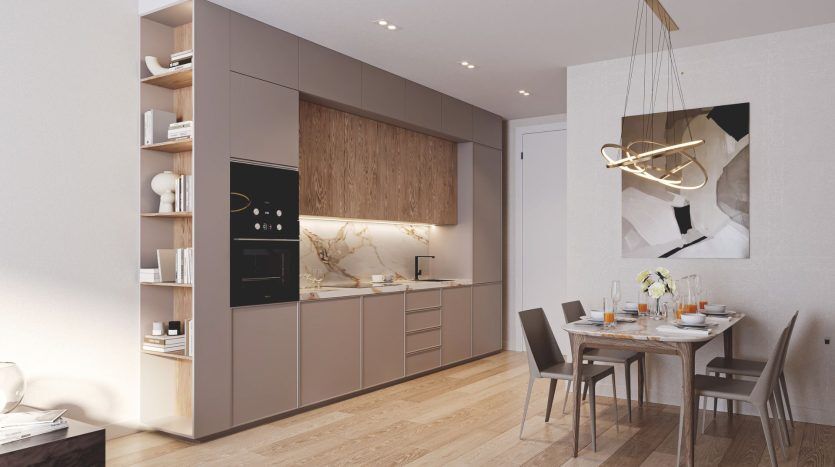Une cuisine et un coin repas modernes dans une villa de Dubaï avec des armoires grises élégantes, un dosseret en marbre et une touche en bois. Comprend des appareils électroménagers intégrés et une table à manger pour quatre personnes, avec un plafond élégant