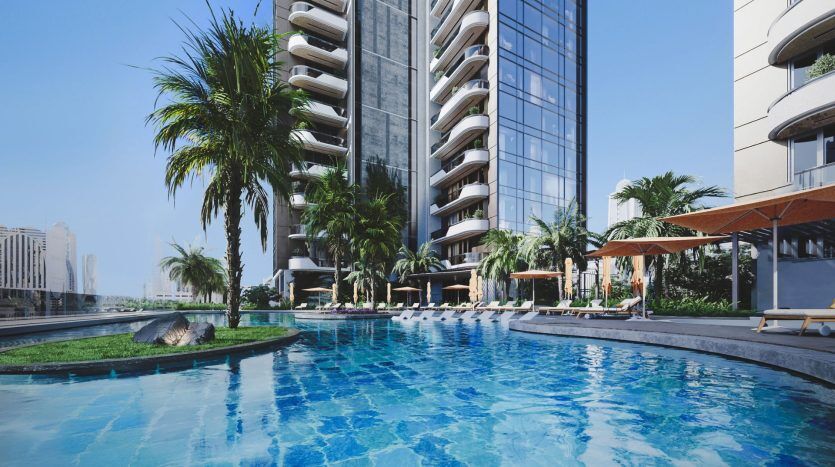 Un espace luxueux au bord de la piscine aux eaux cristallines, entouré de palmiers et d'appartements modernes de grande hauteur à Dubaï sous un ciel bleu clair.