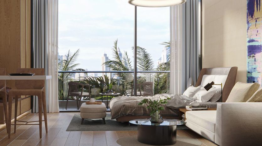 Un intérieur d'appartement moderne avec un lit et un canapé, ouvrant sur un balcon avec des plantes donnant sur les toits de la ville. La pièce est bien éclairée par la lumière naturelle du soleil et présente un mobilier et une décoration contemporains à Dubaï.