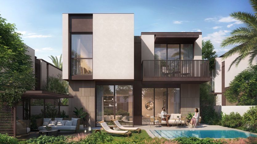 Maison moderne à deux étages avec de grandes fenêtres, des balcons et une piscine où un couple se détend, entouré de verdure luxuriante et de meubles de patio sous un ciel dégagé à Dubaï.