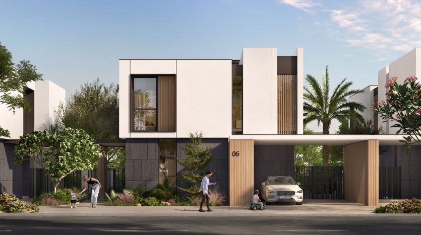 Villa moderne à deux étages à Dubaï avec de grandes fenêtres et un mélange de panneaux beiges et foncés. Une famille avec une poussette est dehors et une voiture est garée dans l’allée. Verdure luxuriante