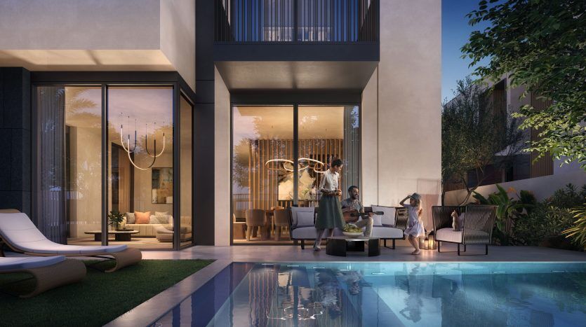 Un patio moderne au crépuscule à Dubaï, avec une famille se relaxant au bord d'une piscine éclairée. La scène comprend une salle à manger à l’intérieur et des chaises longues élégantes à l’extérieur.