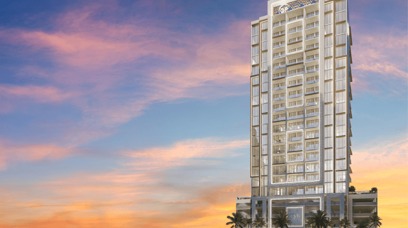 Un grand gratte-ciel moderne à Dubaï sous un ciel coucher de soleil vibrant avec des nuages roses et oranges. Le bâtiment dispose de grandes fenêtres en verre et d'un jardin sur le toit.