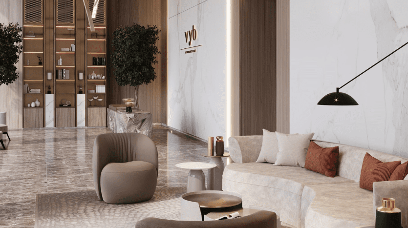 Hall d'entrée d'hôtel de luxe moderne avec des murs en marbre, un canapé moelleux taupe avec des oreillers rouges, des chaises élégantes et des éléments de décoration élégants, dont une lampe unique et des étagères, reflétant l'opulence typique