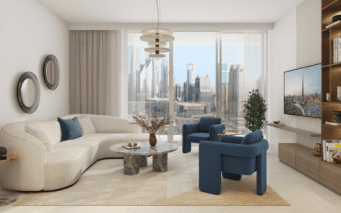 Salon moderne avec une grande fenêtre donnant sur les toits de la ville, comprenant un canapé sectionnel incurvé, deux fauteuils bleus, une table basse circulaire et des étagères avec des livres et une décoration dans une villa de Dubaï.