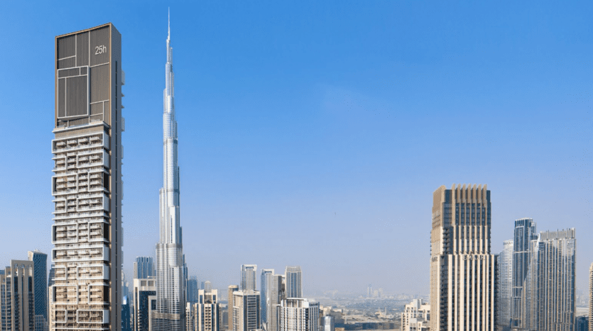 Vue panoramique sur les toits de Dubaï, avec le Burj Khalifa parmi d'autres gratte-ciel sous un ciel bleu clair, mettant en valeur l'éminent Dubaï.