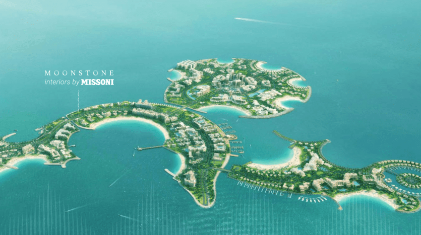 Vue aérienne d'un développement insulaire de luxe conceptuel à Dubaï appelé « Moonstone by Missoni », présentant des paysages luxuriants et une architecture moderne, entourés d'eaux turquoise.
