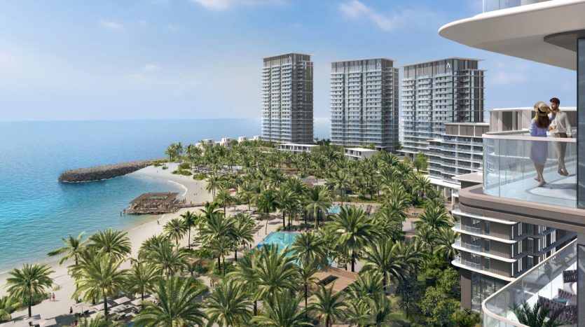 Illustration luxueuse d'un complexe hôtelier en bord de mer présentant des immeubles de grande hauteur modernes, un paysage de palmiers luxuriants et des personnes bénéficiant d'une vue sur le balcon d'un appartement donnant sur une plage sereine et l'océan à Dubaï.