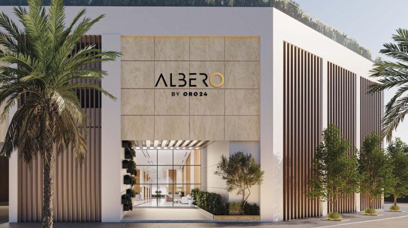 Une façade de villa moderne à Dubaï avec de grands palmiers et des lattes de bois verticales, avec un grand panneau doré indiquant « ALBERO BY ORO24 ». L'entrée a des portes vitrées et un hall intérieur visible.