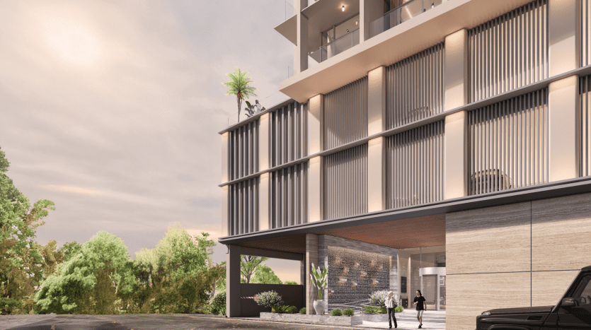 Immeuble d'appartements moderne à Dubaï avec de grandes fenêtres et persiennes verticales, des gens marchant dehors et une voiture garée près de l'entrée au coucher du soleil.