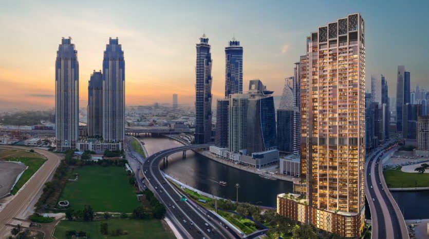 Une vue panoramique d'un paysage urbain moderne au crépuscule avec des gratte-ciel imposants le long d'une rivière sinueuse et des parcs verdoyants à Dubaï, éclairés par la lueur chaleureuse du soleil couchant.