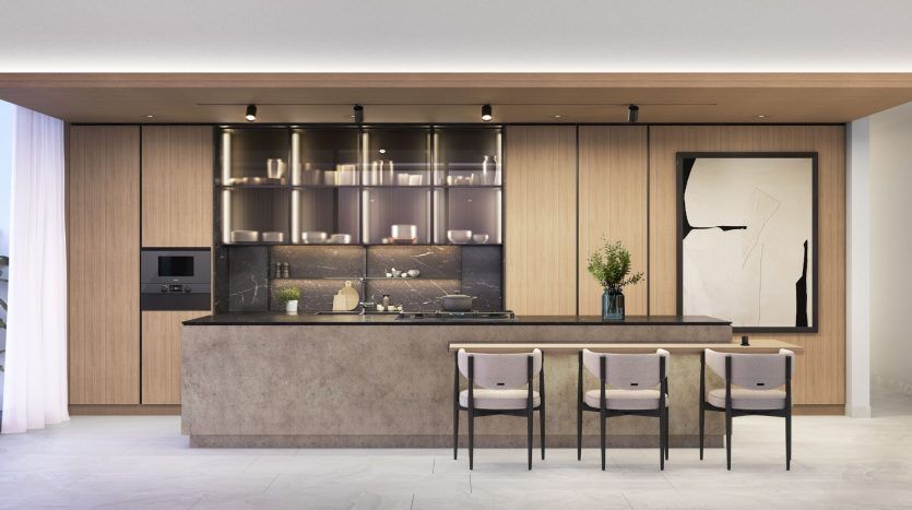 Intérieur de cuisine moderne dans une villa de Dubaï avec boiseries, comptoir de bar avec trois chaises, appareils électroménagers intégrés et grande œuvre d'art abstrait au mur.
