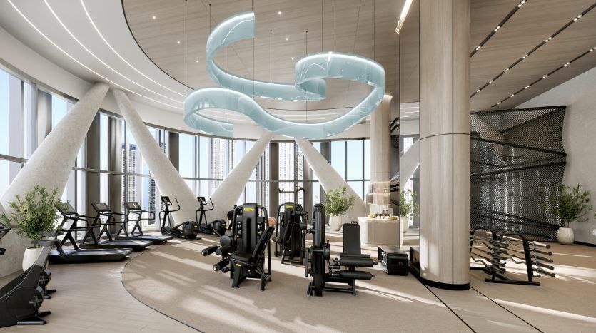 Intérieur de salle de sport moderne doté d'équipements de fitness de pointe, de plafonniers incurvés élégants et de grandes fenêtres qui créent une atmosphère lumineuse et aérée dans une villa haut de gamme à Dubaï.