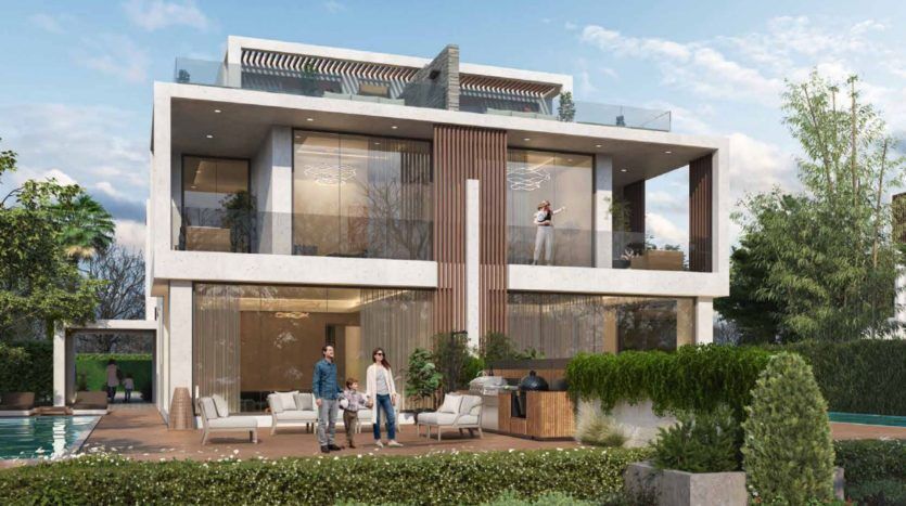 Maison moderne à deux étages avec de grandes fenêtres en verre et balcons, située dans un quartier privilégié de Dubaï. Il y a trois personnes, un jardin luxuriant et une piscine. Deux adultes sont au bord de la piscine,
