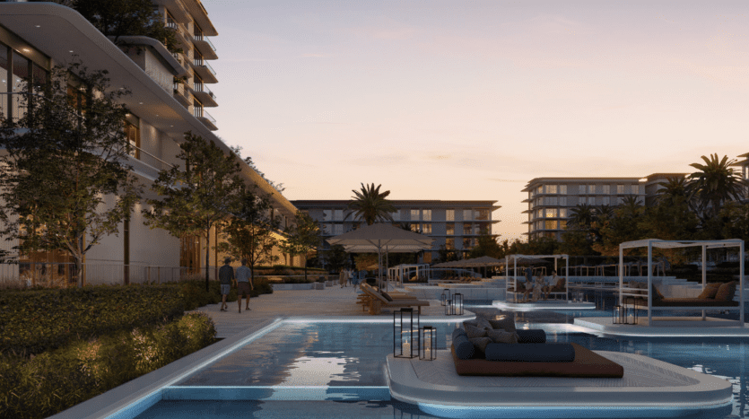 Une luxueuse piscine de villa à Dubaï au crépuscule avec des chaises longues et des parasols élégants au bord d'une piscine bleue calme, entourée de bâtiments modernes et d'un aménagement paysager luxuriant.