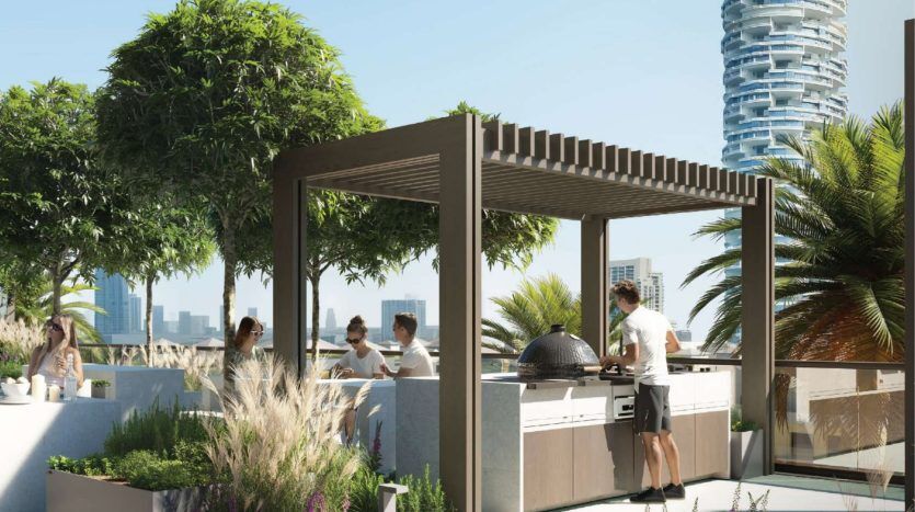 Un groupe de personnes profitant d’un toit ensoleillé se réunissant dans un appartement à Dubaï. Deux individus discutent près d’une pergola, tandis qu’un autre prépare à manger dans une cuisine extérieure. Plantes luxuriantes et toits de la ville en arrière-plan.