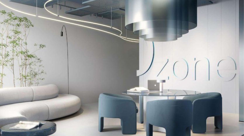 Un salon de bureau moderne au design minimaliste avec des meubles blancs et bleus élégants, des formes courbes et des accents végétaux vibrants, sous un éclairage ambiant doux dans une luxueuse villa de Dubaï.