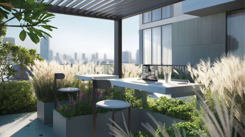 Toit-terrasse moderne dans un appartement de Dubaï avec des salles à manger élégantes, des plantes luxuriantes et une vue sur les toits de la ville en arrière-plan. Un cadre paisible et ensoleillé pour la détente ou les rencontres.
