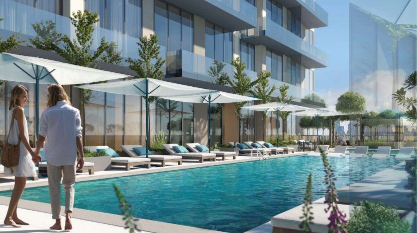 Deux personnes marchant au bord d’une piscine luxueuse entourée de chaises longues dans une villa moderne de Dubaï, avec des plantes luxuriantes et un ciel lumineux et ensoleillé.