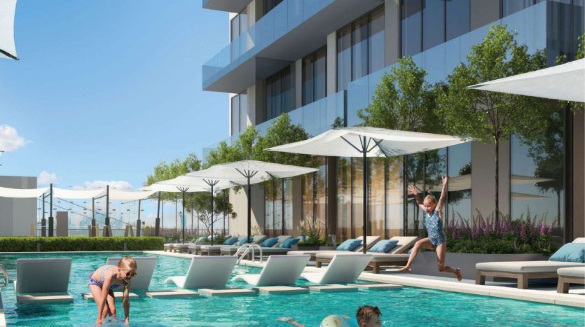 Une scène luxueuse au bord de la piscine d'une villa moderne à Dubaï avec des enfants jouant et des chaises longues sous des parasols, entourée d'une verdure luxuriante et d'une élégante façade de bâtiment.