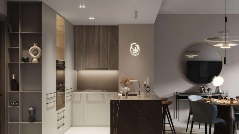 Villa moderne à Dubaï comprenant une cuisine et un coin repas avec des armoires en bois élégantes, des appareils électroménagers intégrés, un comptoir en marbre sur l'îlot de cuisine et une table à manger sous un éclairage suspendu.