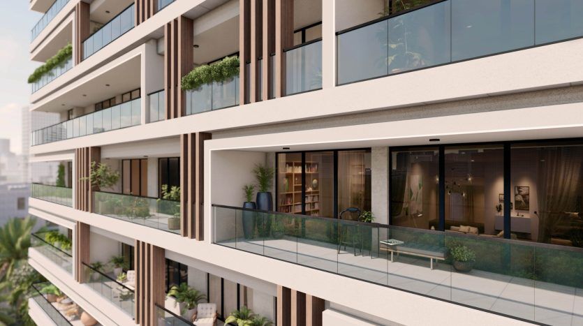 Façade d'un immeuble d'appartements moderne à Dubaï comprenant des balcons avec des balustrades en verre et des plantes vertes, mettant en valeur les intérieurs visibles à travers de grandes fenêtres.