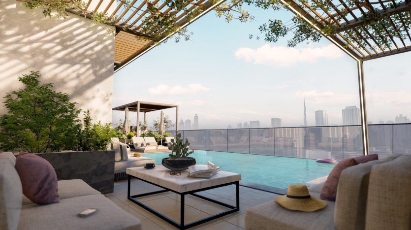 Luxueux toit-terrasse doté d'une balustrade en verre offrant une vue panoramique sur la ville. Les caractéristiques comprennent une petite piscine, une verdure luxuriante et un coin salon confortable avec des coussins moelleux et une décoration moderne, idéal pour l'investissement.
