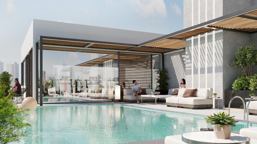 Piscine moderne sur le toit avec des gens se relaxant sur des chaises longues et des canapés, entourée de murs vitrés et de zones ombragées avec un horizon urbain en arrière-plan, mettant en valeur un élément privilégié de l'immobilier Dubaï.
