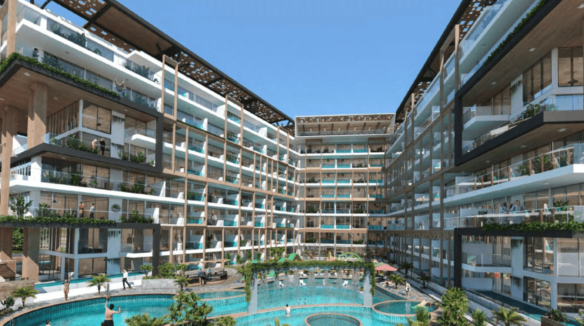 Un complexe luxueux avec des bâtiments en terrasses à plusieurs niveaux ornés d'une verdure abondante et entourant une grande piscine complexe. Les gens profitent de l’ambiance ensoleillée sur les balcons de leur villa Dubaï.