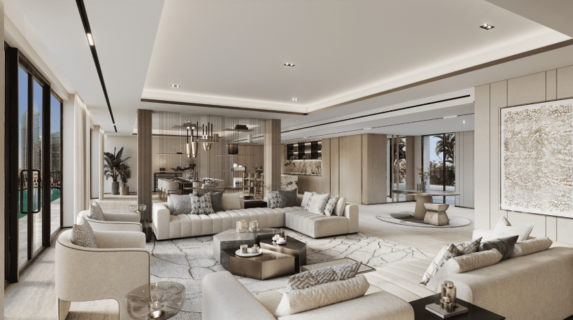 Luxueux salon décloisonné avec une cuisine moderne en arrière-plan, doté de canapés aux tons neutres, d'une décoration élégante, de grandes fenêtres et de luminaires élégants dans une villa de Dubaï.