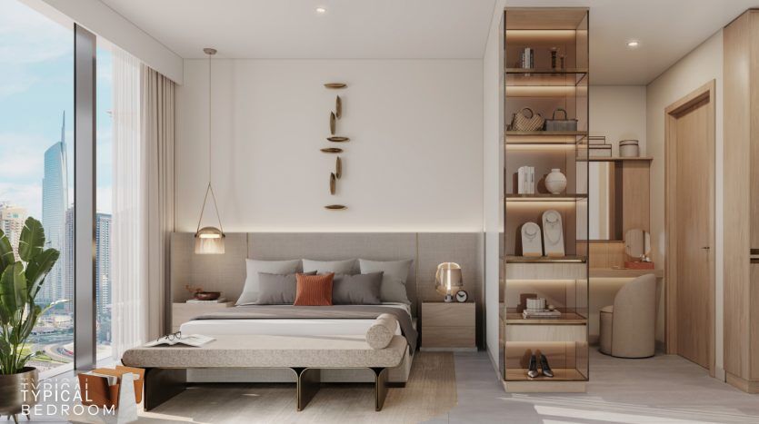 Chambre moderne dans un appartement de Dubaï avec un lit soigneusement fait, du parquet, une tête de lit gris clair, de grandes fenêtres offrant une vue sur la ville et une étagère avec des livres et de la décoration.