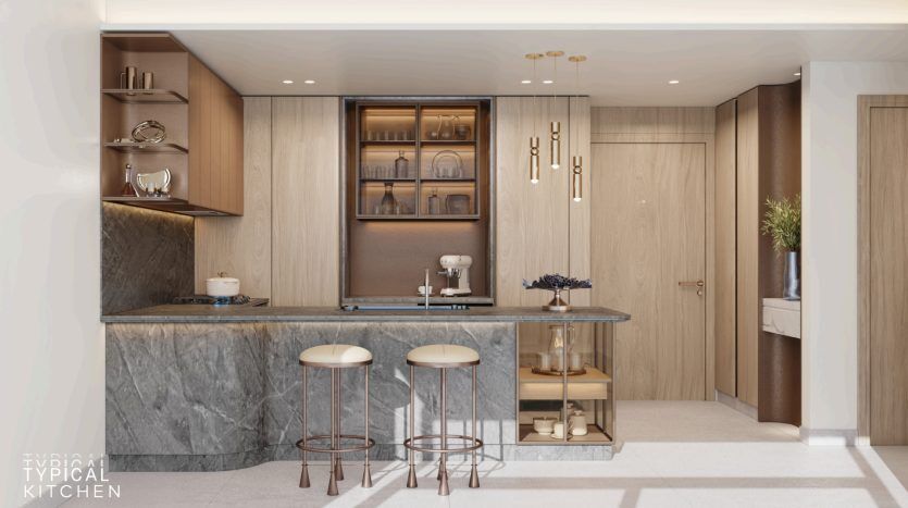 Intérieur de cuisine moderne avec armoires en bois marron, îlot en marbre avec tabourets, suspensions en laiton et étagères ouvertes présentant la vaisselle dans un appartement luxueux à Dubaï.