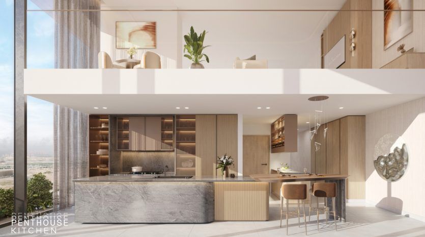 Cuisine penthouse luxueuse dans un appartement de Dubaï avec des armoires en bois élégantes, un comptoir en marbre et des tabourets de bar modernes près d'un comptoir de petit-déjeuner. Les grandes fenêtres fournissent suffisamment de lumière naturelle, améliorant l'ambiance aérée.