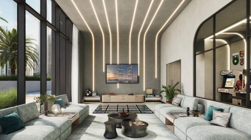 Salon moderne dans un appartement de Dubaï à la décoration élégante, comprenant de grands canapés, une table basse centrale et un éclairage de plafond unique. Les murs de verre offrent une vue sur les palmiers à l'extérieur.