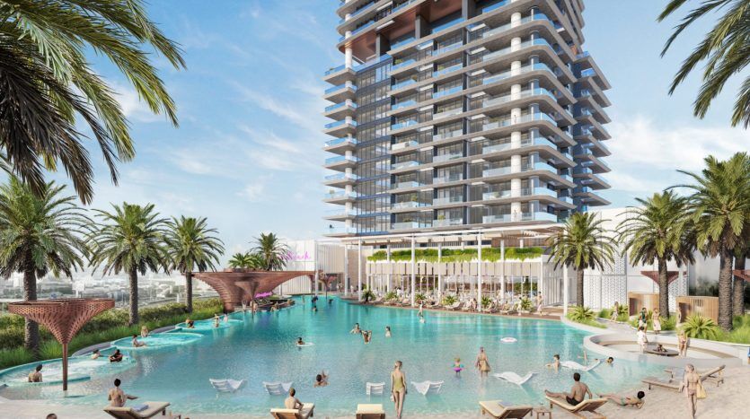 Piscine moderne et luxueuse de style complexe avec des gens nageant et se prélassant sous des palmiers, adjacente à une villa à Dubaï avec un grand bâtiment contemporain de plusieurs étages en arrière-plan.
