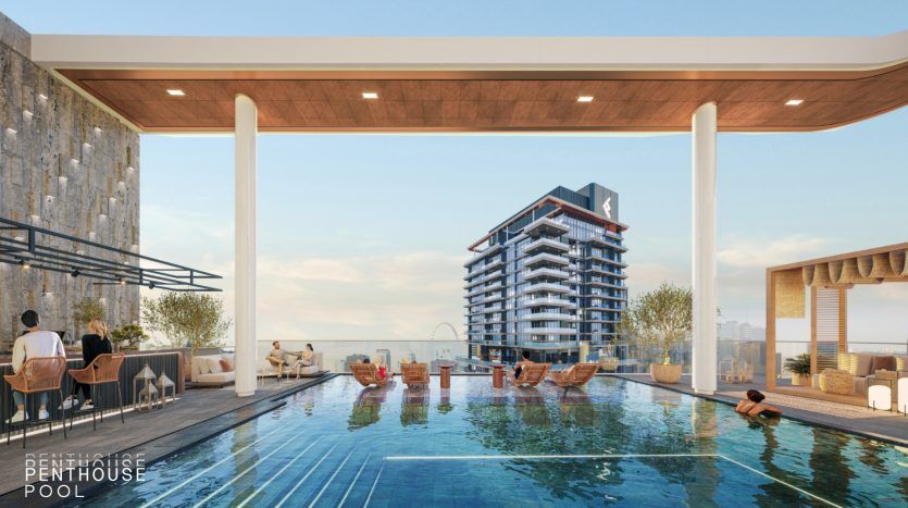 Piscine luxueuse sur le toit avec chaises longues modernes et vue sur un immeuble de grande hauteur sous un ciel bleu clair. Les gens se détendent et socialisent autour de la piscine dans l’un des principaux complexes d’appartements de Dubaï.