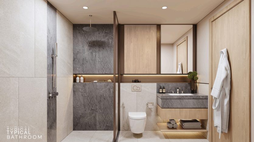 Intérieur de salle de bains moderne dans une villa de Dubaï avec cabine de douche en verre, marbre gris et touches de bois, lavabo encastré avec comptoir sombre, toilettes murales et éclairage tamisé.