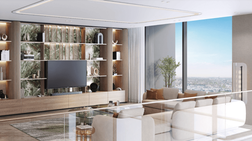 Un salon moderne dans un appartement de Dubaï avec de grandes fenêtres offrant une vue sur la ville, des sièges moelleux, une table basse en verre et une télévision murale entourée d'étagères élégantes et de panneaux muraux décoratifs verts.