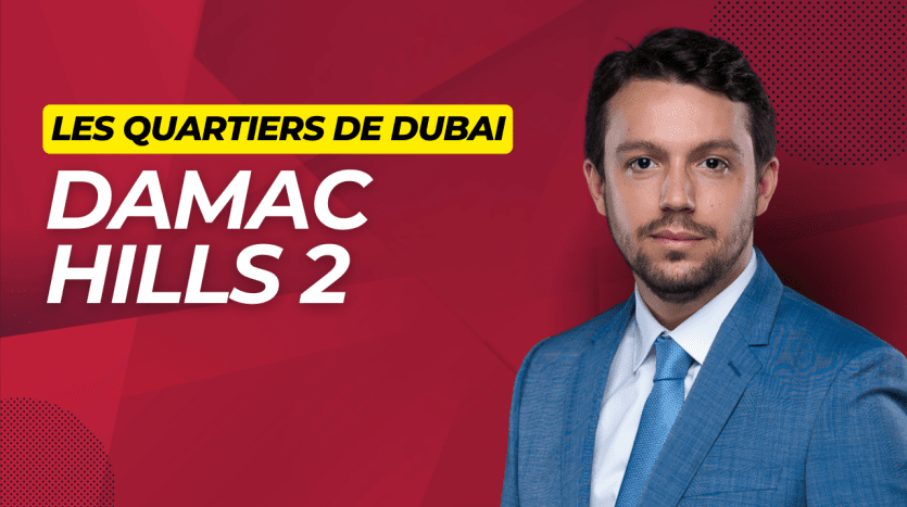 Un homme professionnel vêtu d'un costume bleu se tient avec confiance sur un fond rouge avec le texte « Les Quartiers de Dubaï DAMAC Hills 2 villa dubaï ».