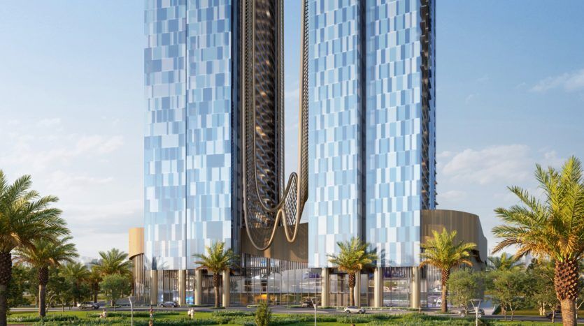 Gratte-ciel moderne avec une façade en verre bleu réfléchissant et un design incurvé unique, situé à Dubaï, entouré d'une verdure luxuriante et de palmiers sous un ciel clair.