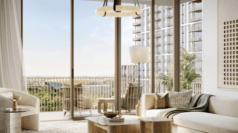 Vue luxueuse du balcon depuis un salon décloisonné doté d'un mobilier élégant et de grandes fenêtres donnant sur le paysage urbain de Dubaï, avec la nature visible au loin.