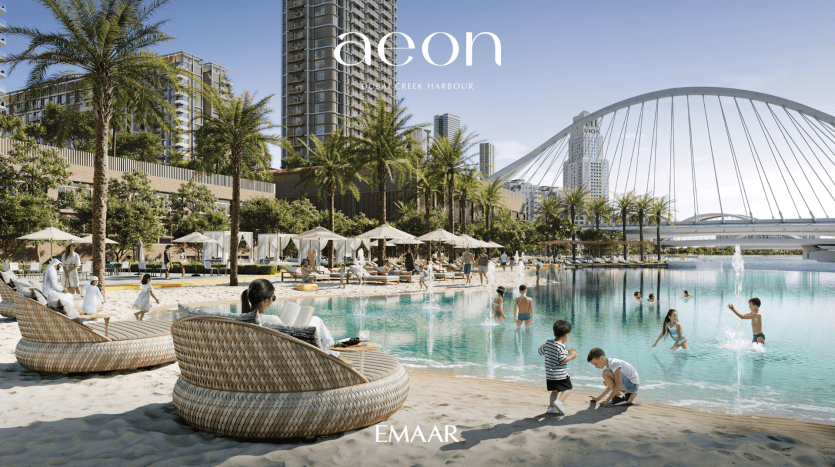 Scène de plage artificielle animée dans un cadre luxueux de Dubaï, avec des gens nageant, jouant et se relaxant sur des chaises longues, avec des gratte-ciel modernes et un pont en arrière-plan.