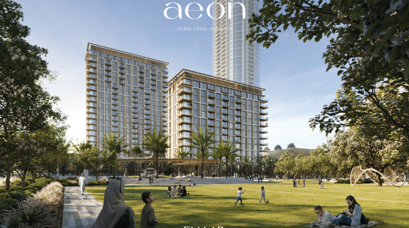 Des immeubles de grande hauteur modernes encadrés par une verdure luxuriante dans un parc urbain avec des gens profitant du plein air à Dubai Creek Harbour, présentant le premier immobilier de Dubaï.