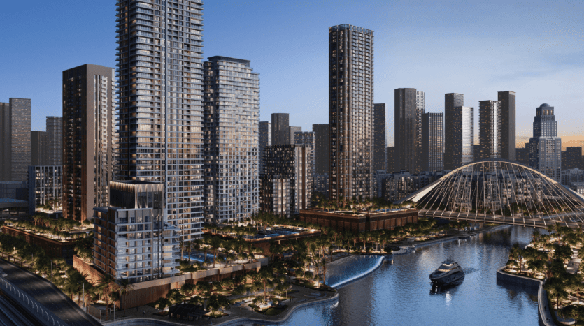 Un paysage urbain moderne au crépuscule avec des gratte-ciel imposants avec des fenêtres éclairées, un pont incurvé au-dessus d'une rivière et un bateau de l'immobilier Dubaï naviguant sur l'eau.