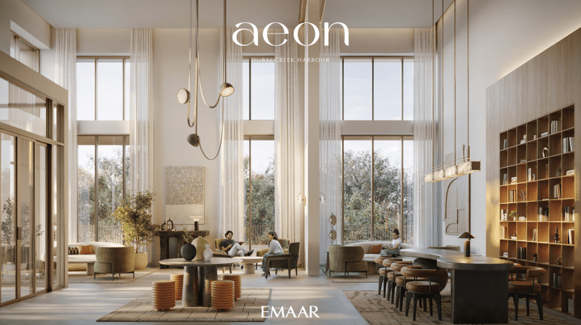 Salon spacieux et élégant dans une villa de Dubaï avec de hauts plafonds et de grandes fenêtres, doté de meubles modernes, de lampes suspendues et de plusieurs personnes engagées dans des conversations.
