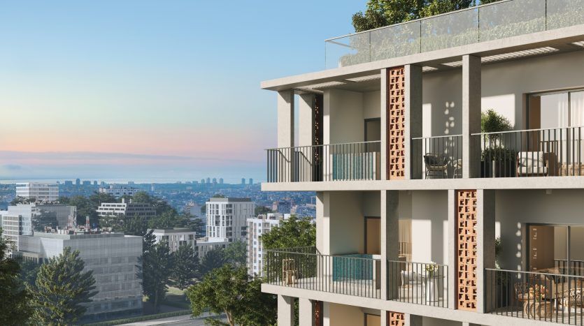 Balcons d'appartements modernes donnant sur un paysage urbain avec une vue lointaine sur la mer au lever du soleil, avec des designs extérieurs élégants et une verdure luxuriante. Idéal pour ceux qui s'intéressent à l'immobilier Dubaï.