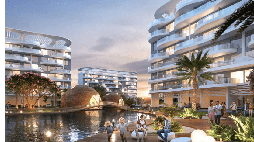 Luxueuse communauté moderne en bord de mer à Dubaï avec des bâtiments résidentiels élégants, un pont en bois au-dessus d'un étang tranquille, des palmiers luxuriants et des gens profitant d'une soirée en plein air.