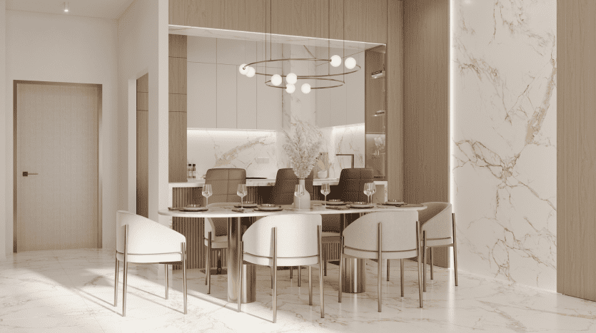 Une élégante salle à manger dans une villa à Dubaï comprenant une table en marbre avec six chaises, des murs lambrissés en marbre et un luminaire suspendu unique. Une palette de couleurs neutres raffinées rehausse l’ambiance sophistiquée.